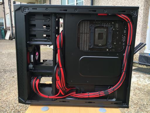 ヒデ Intel i7 4790K Gaming System (Red and Black) by
