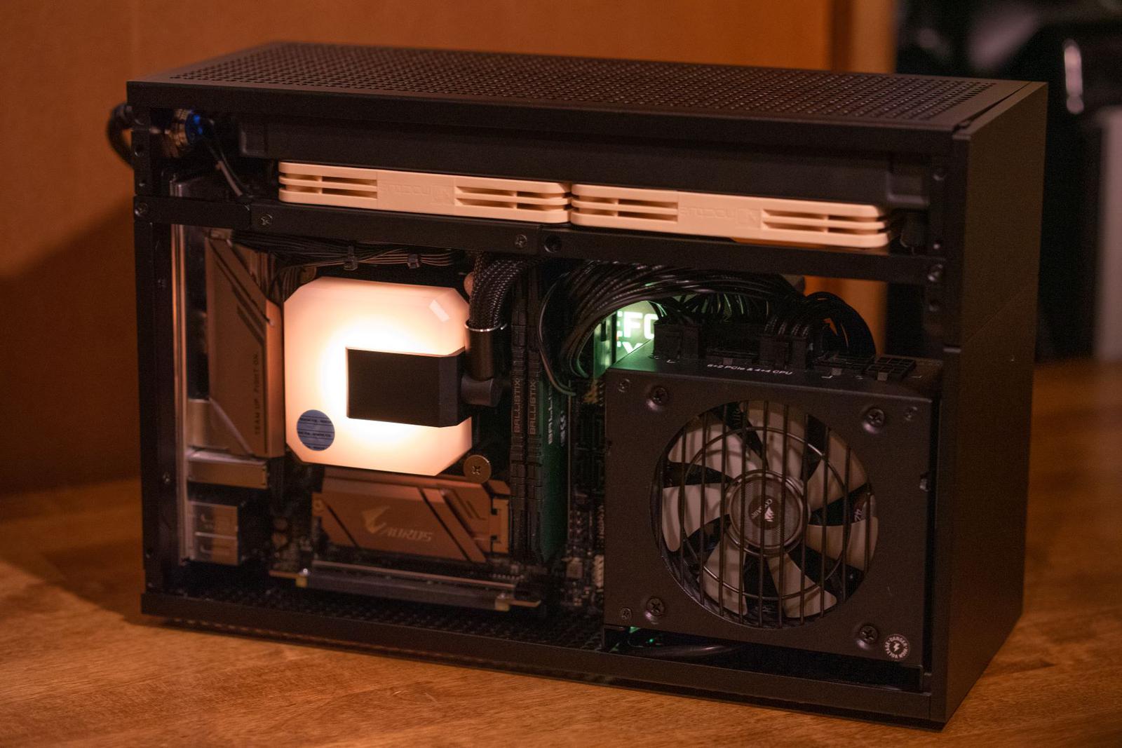 FORMD T1 V2 ITX PC ケース　SFF FormD T1 V2.1 Coated E-White レビュー／最高にシンプルな