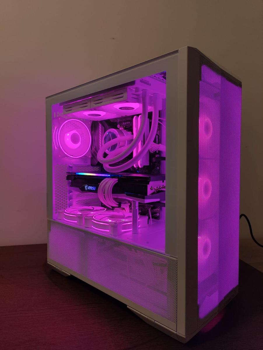 White Pink 2022 by splees - AMD Ryzen 5 5600X, Radeon RX