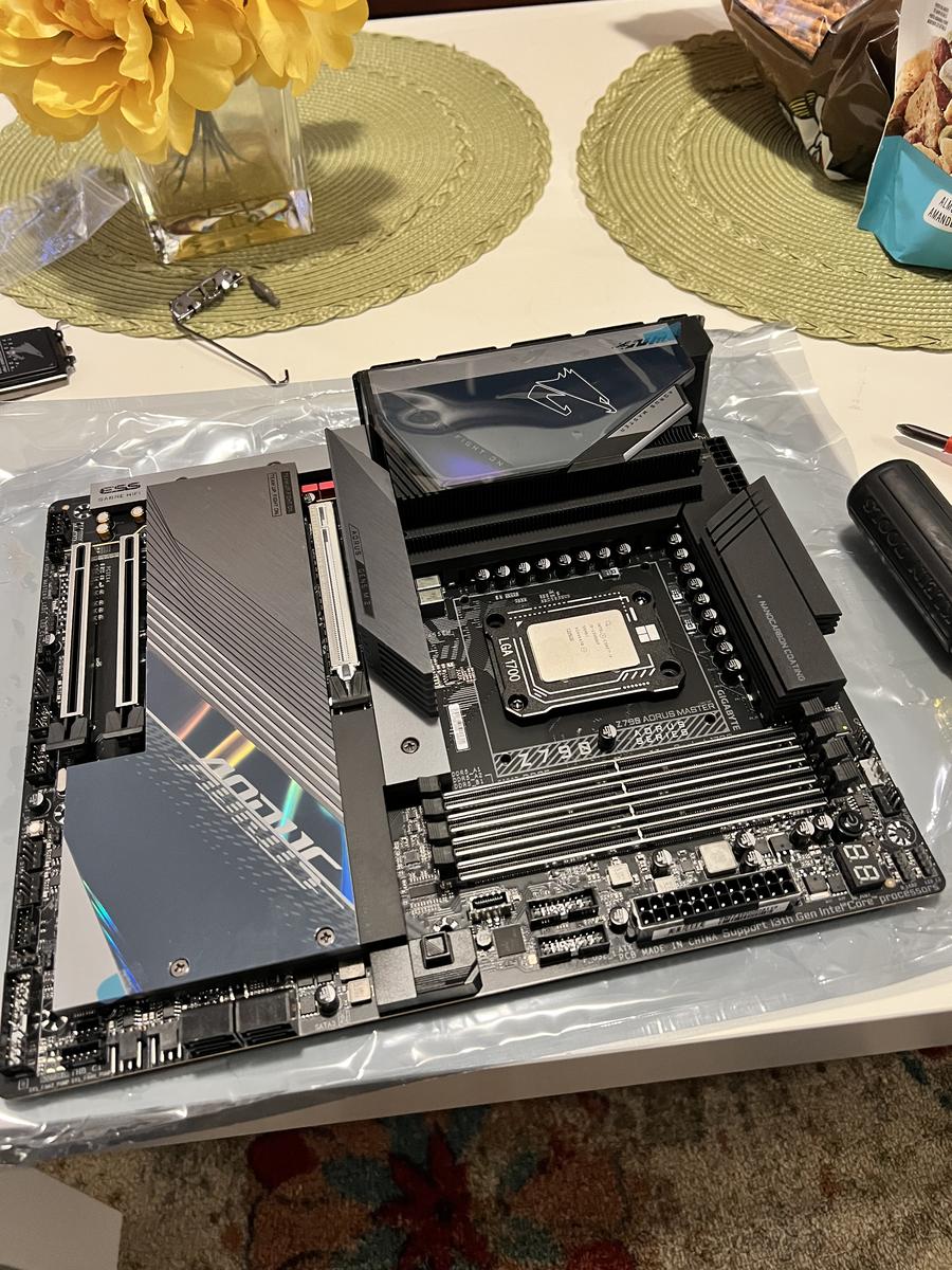 Intel 13900k と Gigabyte Z790 AROUS Intel Core i9-13900K Desktop Processor + GIGABYTE Z790 AORUS