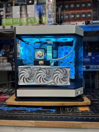 画材 hyte manuer Hyte Y60/Ryzen 7700X/PNY 4090 with custom cables and some