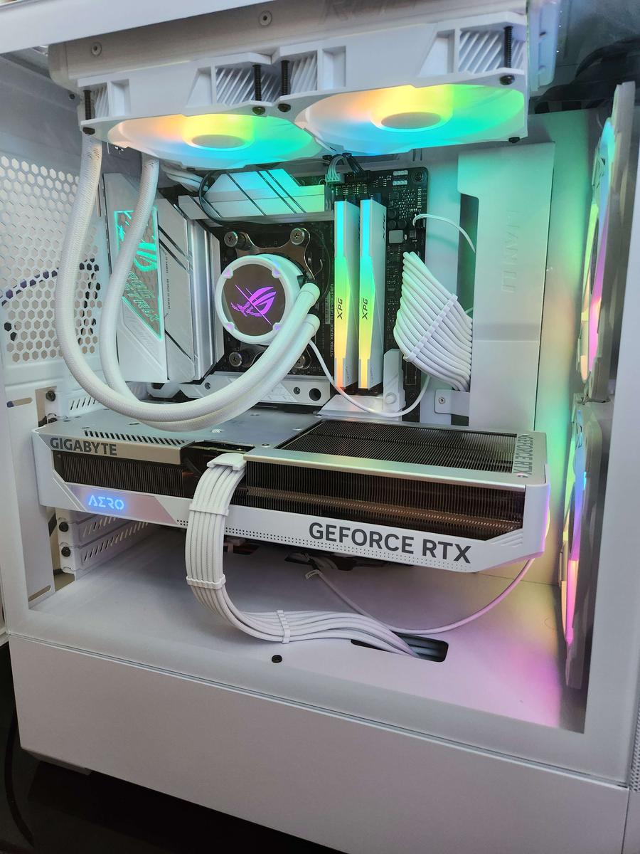 miko AM5 White Gaming PC by SaberDark2 - AMD Ryzen 7 7700X