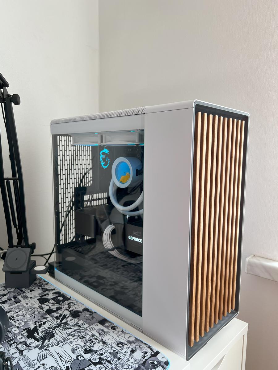 Minimalist Build by Simaky - AMD Ryzen 9 7900X3D, GeForce RTX 4090