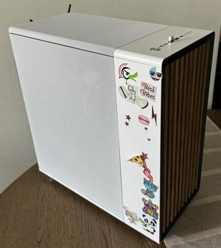 Fractal North with 7800X3D, 4090 and side mesh stuff by BNewAce