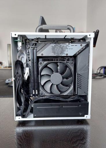 自作PC　MINI-ITX・XEON・16GB・256GB・GT730 4L End Game - K39v3 7700x/4060Ti with Portable 240Hz 17.3