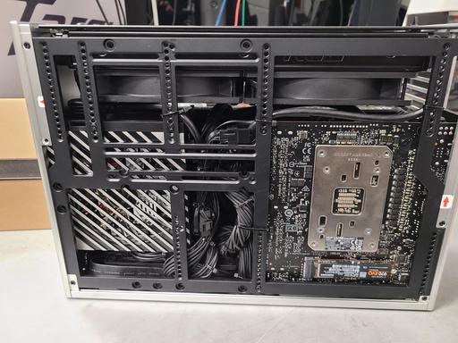 Ncase M2 - 2024 4K Gaming by M1AF - AMD Ryzen 7 7800X3D