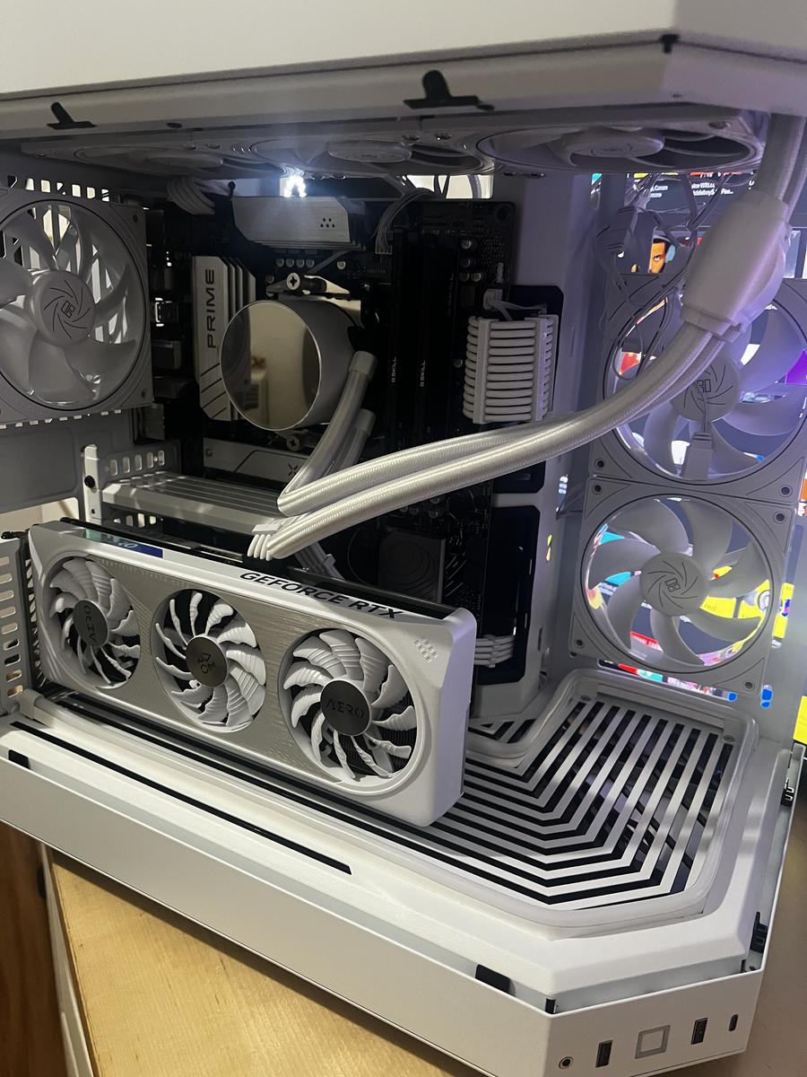 【SHLK622】HYTE Y60 /RTX4060【AERO】 HYTE Y60 White Minimalistic Build by Nilanh - AMD Ryzen 5
