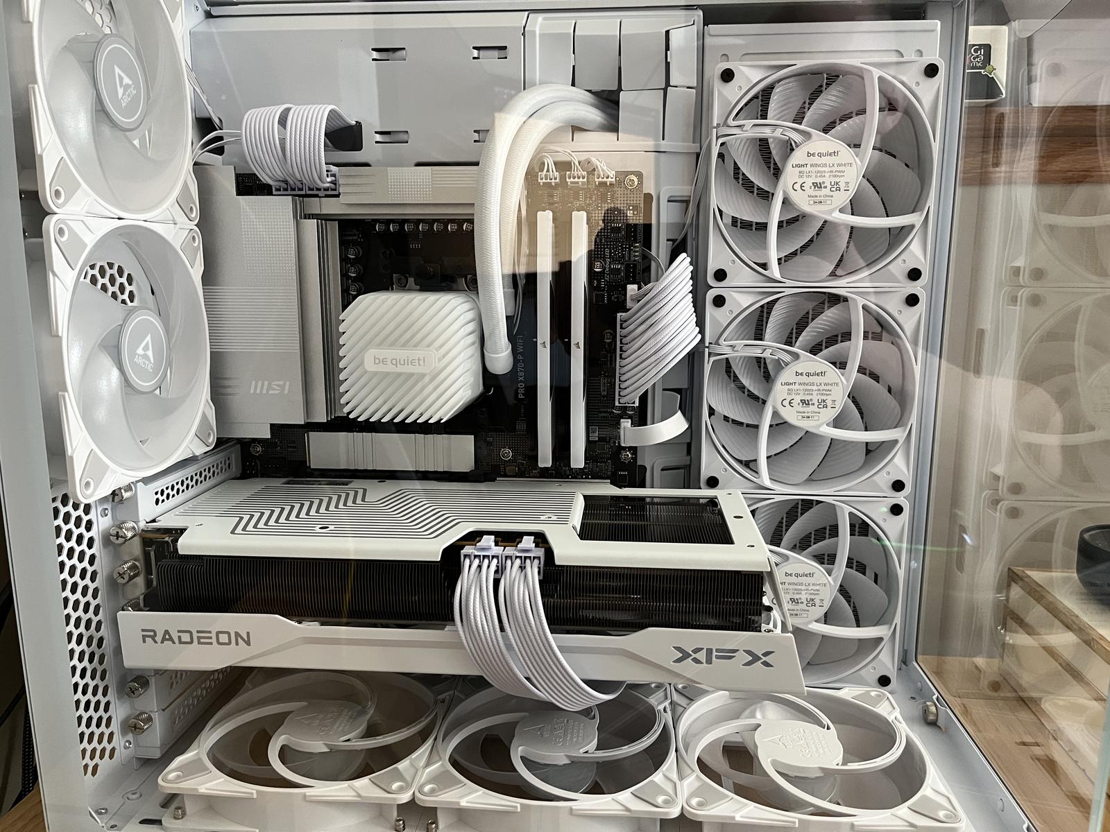 ★ SETUP-EXE★ DREAM PIERCING TOP WHITE 25SPRING021EXE White 9070xt Build by difflx - AMD Ryzen 7 9800X3D, Radeon