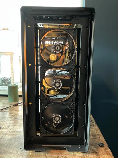 Fractal North - Ryzen 7600X - XFX Swift AMD Radeon RX 9070 XT by