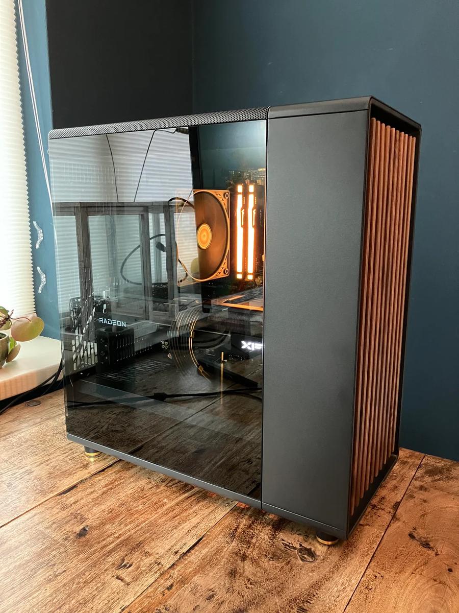 Fractal North - Ryzen 7600X - XFX Swift AMD Radeon RX 9070 XT by