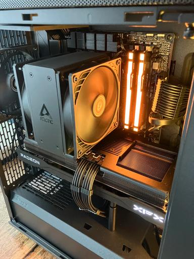 Fractal North - Ryzen 7600X - XFX Swift AMD Radeon RX 9070 XT by
