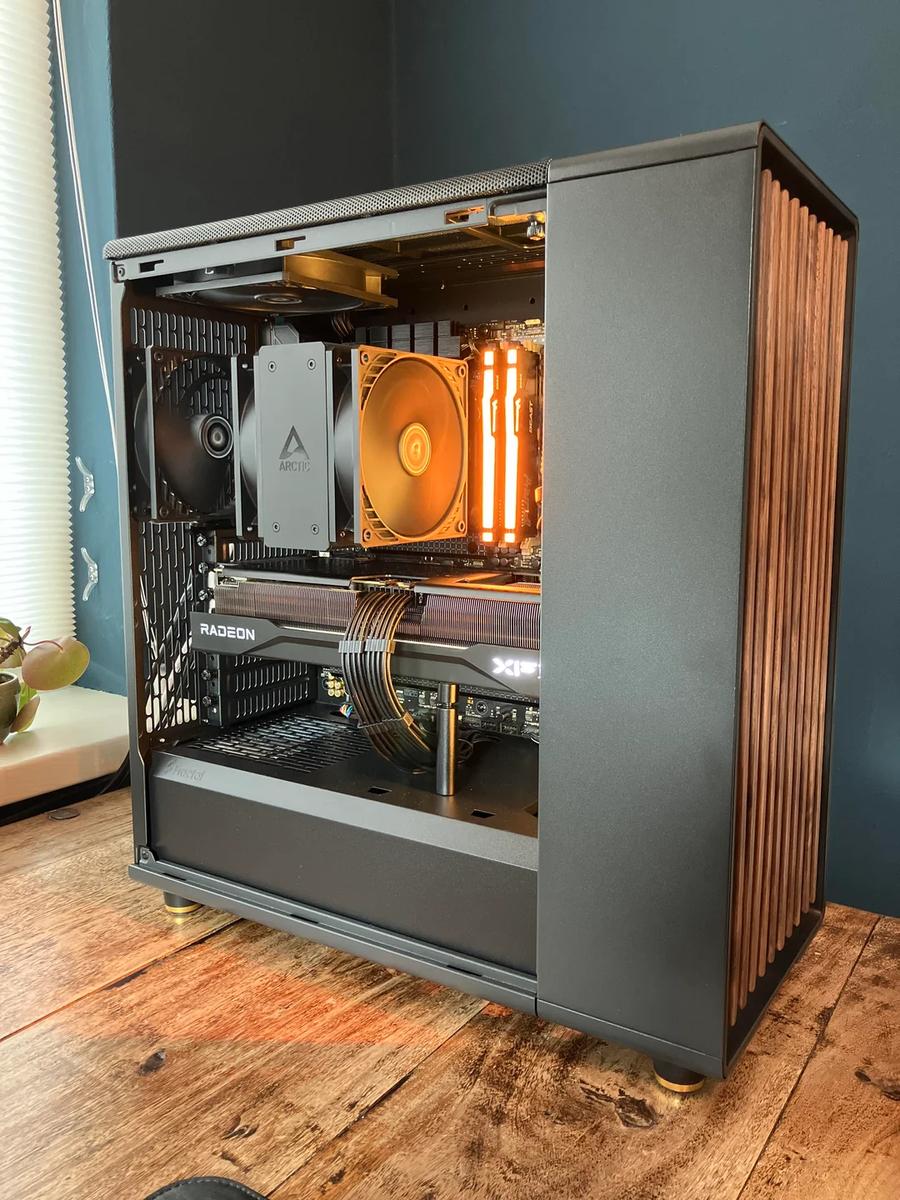 Fractal North - Ryzen 7600X - XFX Swift AMD Radeon RX 9070 XT by