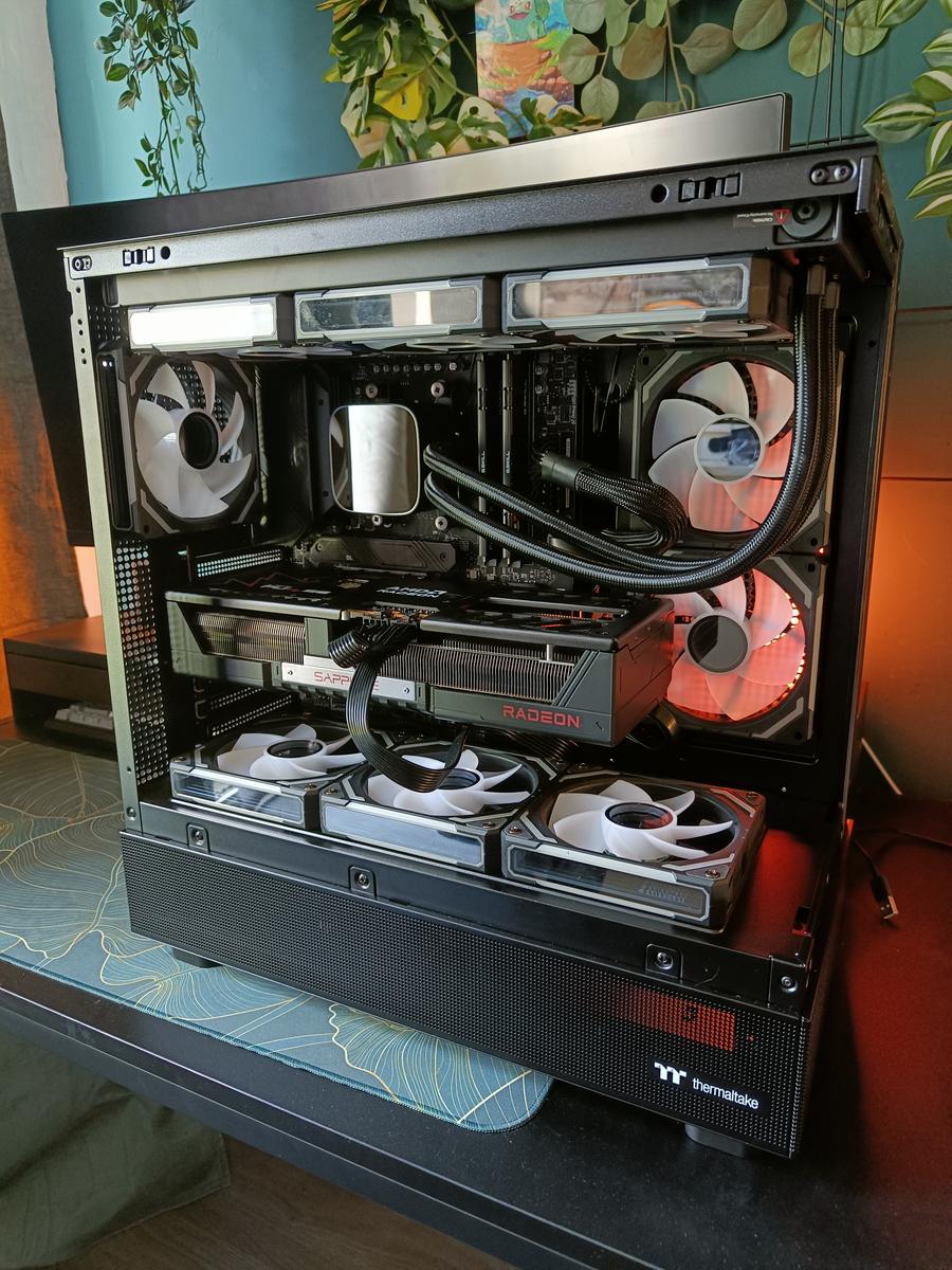 Ryzen 7 7800X3D / Sapphire PULSE Radeon RX 9070 XT Build by Redzxv