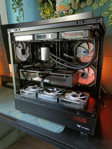Ryzen 7 7800X3D / Sapphire PULSE Radeon RX 9070 XT Build by Redzxv