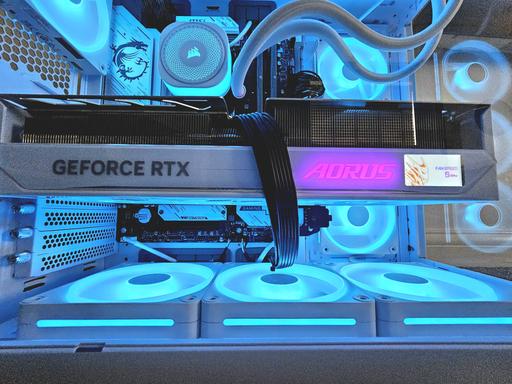 WHITE ホワイトLIANLI ゲーミングPC 9800X3D RTX5080 maxresdefault.jpg