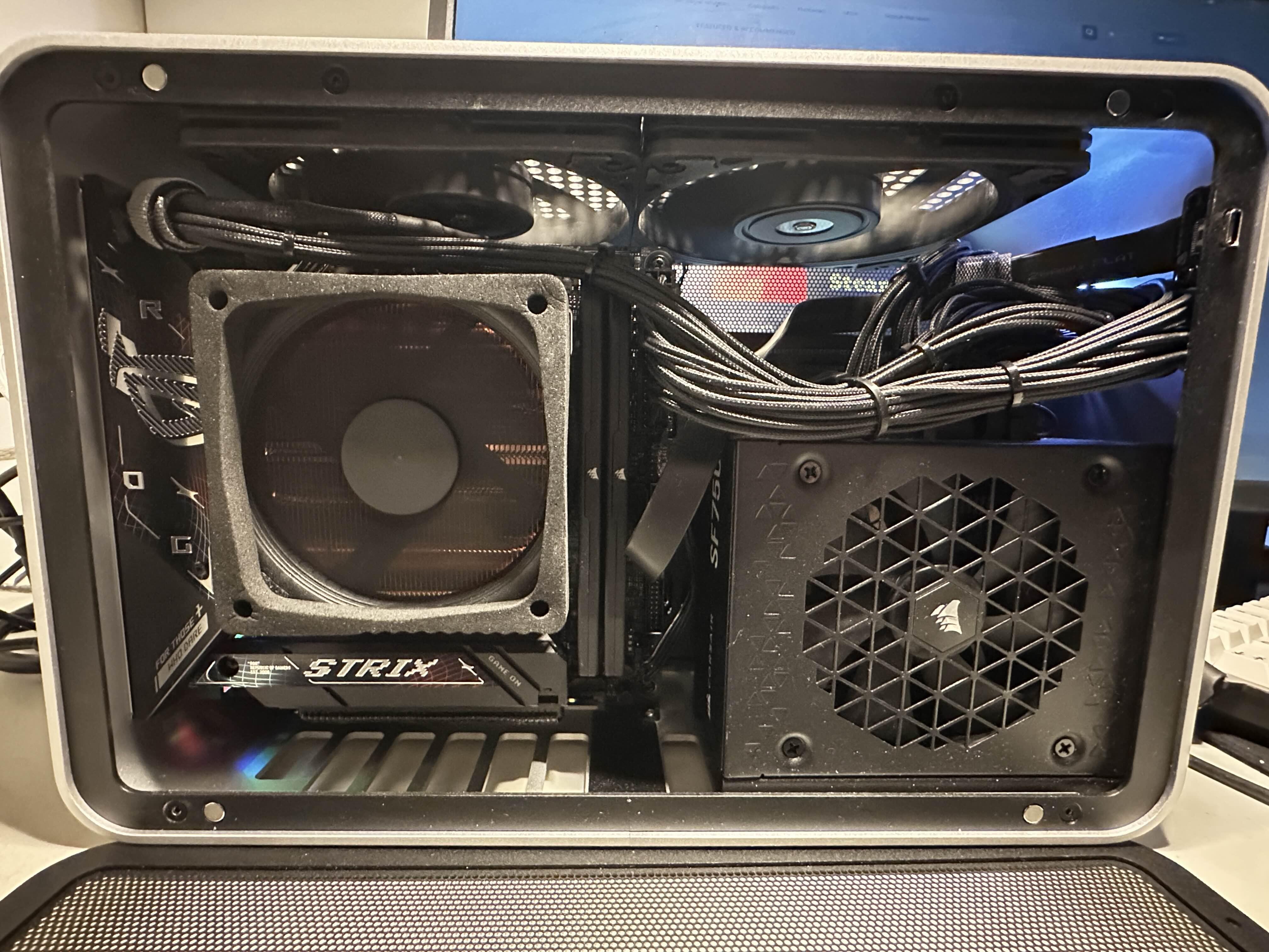 COOJ SF3 ITX by Aikito - AMD Ryzen 7 9800X3D, Radeon RX 9070 XT