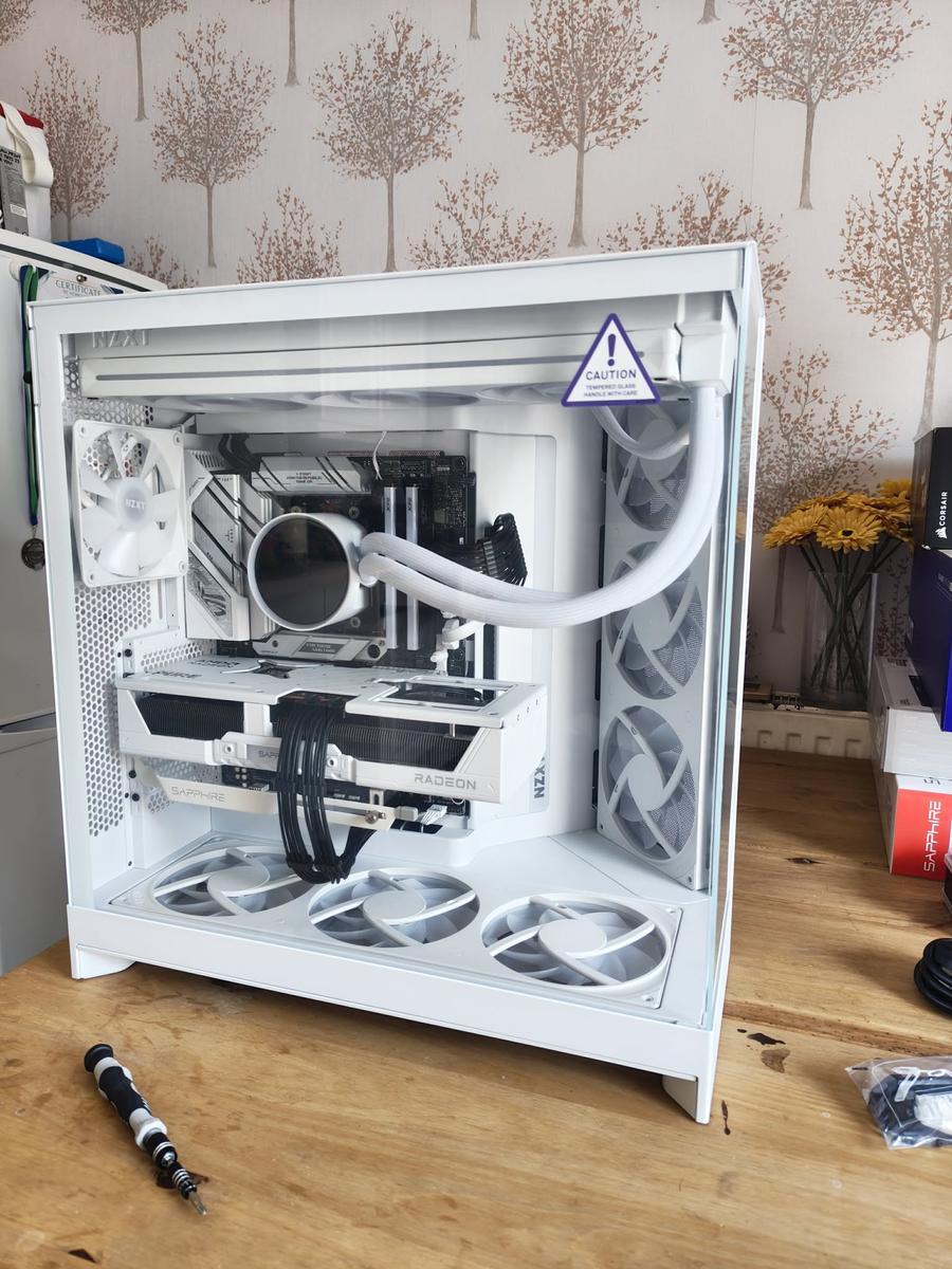 The 'Ice Box' by Two2Step - AMD Ryzen 7 9800X3D, Radeon RX 9070 XT